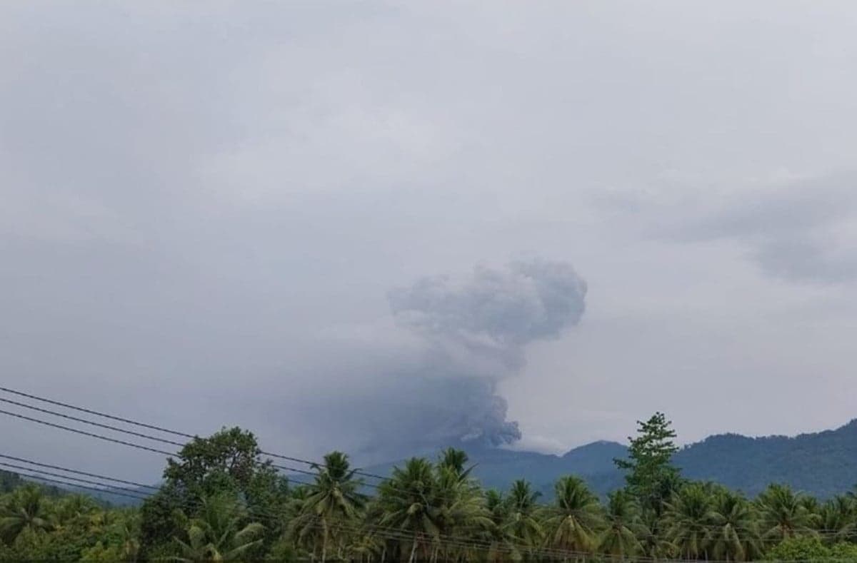 Gunung Dukono Erupsi, Ketinggian Kolom Abu Capai 2.000 Meter Gunung Dukono Erupsi, Ketinggian Kolom Abu Capai 2.000 Meter