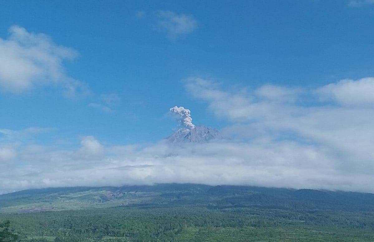 Gunung Semeru Erupsi Hari Ini, Muntahkan Abu Vulkanik Setinggi 900 Meter Gunung Semeru Erupsi Hari Ini, Muntahkan Abu Vulkanik Setinggi 900 Meter