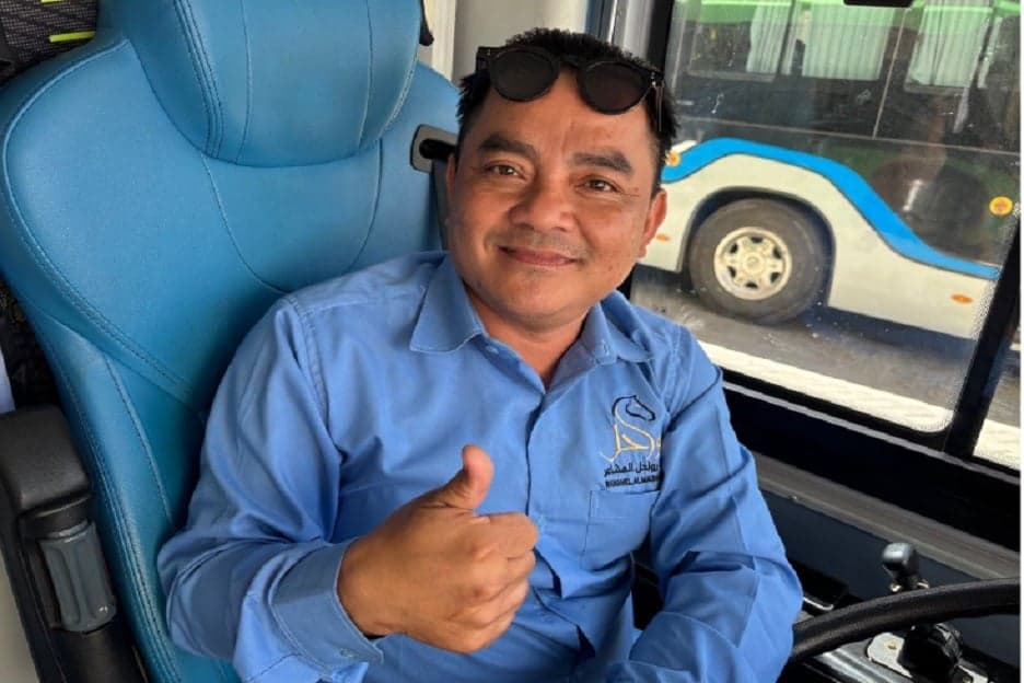 Kisah Kang Surdi, Sopir Bus Selawat Asal Banten Bahagia Bisa Antar Jemaah Indonesia ke Kakbah Kisah Kang Surdi, Sopir Bus Selawat Asal Banten Bahagia Bisa Antar Jemaah Indonesia ke Kakbah