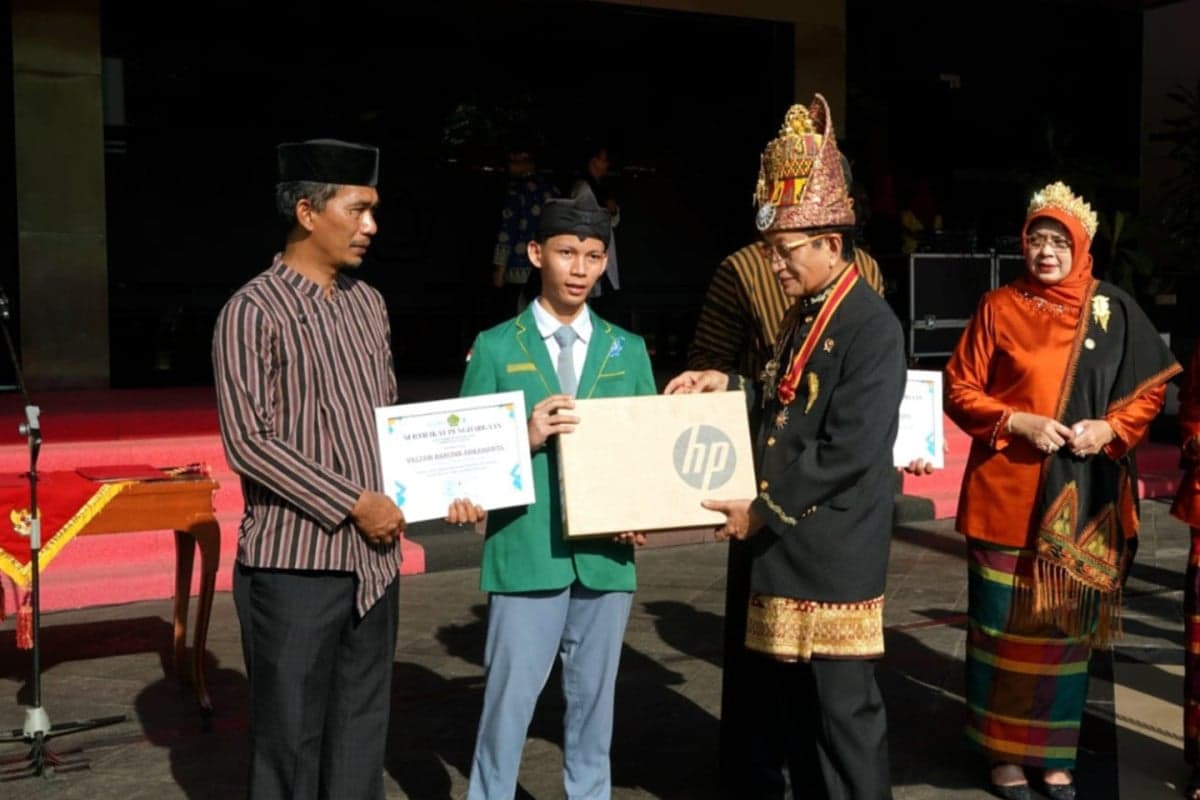 Kisah Valzan Baruna, Siswa MAN IC Pekalongan yang Diterima di 24 Kampus Luar Negeri Kisah Valzan Baruna, Siswa MAN IC Pekalongan yang Diterima di 24 Kampus Luar Negeri