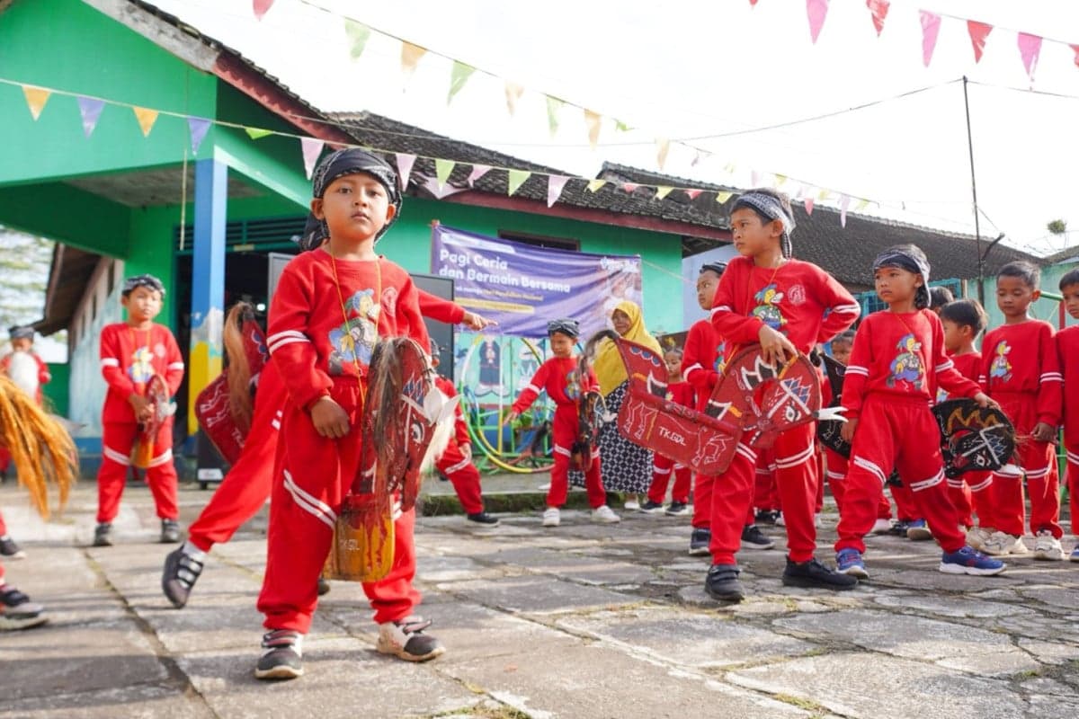 Azril Bocah Cemong yang Viral dari Temanggung, Kini Tampil Aktif dan Ceria di Momen Hardiknas 2026 Azril Bocah Cemong yang Viral dari Temanggung, Kini Tampil Aktif dan Ceria di Momen Hardiknas 2026