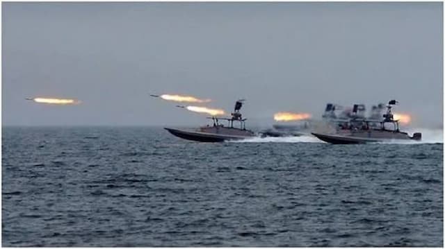 2 Rudal Iran Dikabarkan Hantam Kapal Perang AS 2 Rudal Iran Dikabarkan Hantam Kapal Perang AS