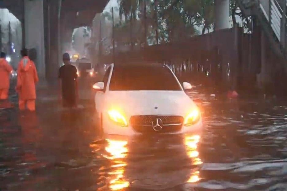 Jalan Ciledug Raya Banjir, Mobil Mewah Mogok Terendam Jalan Ciledug Raya Banjir, Mobil Mewah Mogok Terendam