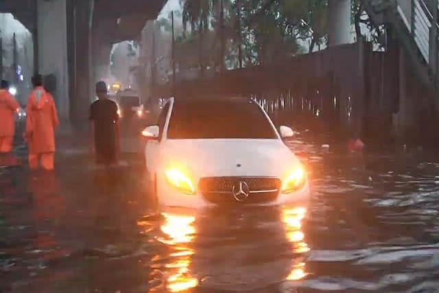 Jalan Ciledug Raya Banjir, Mobil Mewah Mogok Terendam Jalan Ciledug Raya Banjir, Mobil Mewah Mogok Terendam