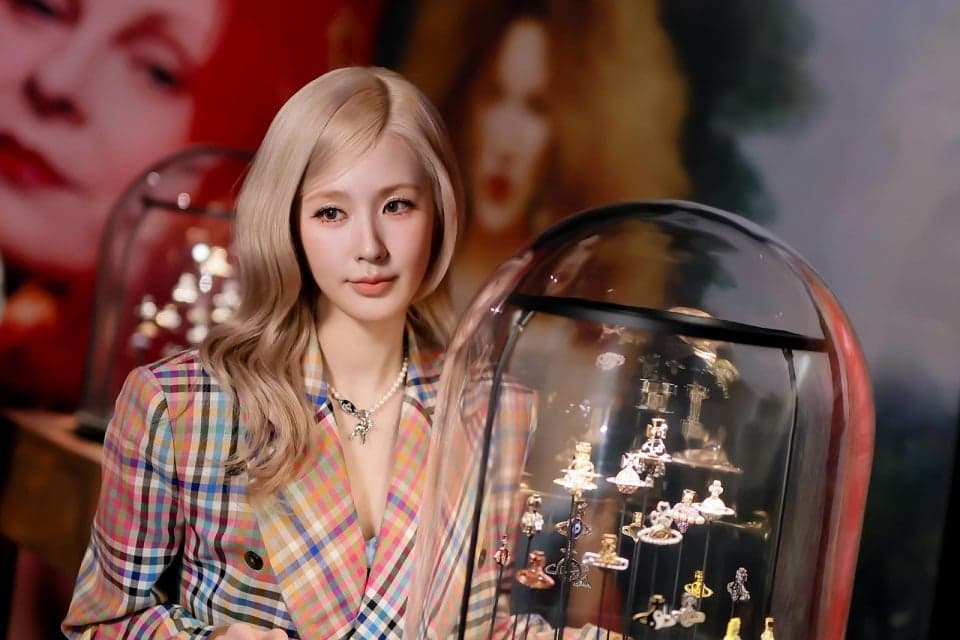 Saat Bintang k-Pop Miyeon Terkesima Koleksi Ikonik Vivienne Westwood di Macau Exhibition Saat Bintang k-Pop Miyeon Terkesima Koleksi Ikonik Vivienne Westwood di Macau Exhibition