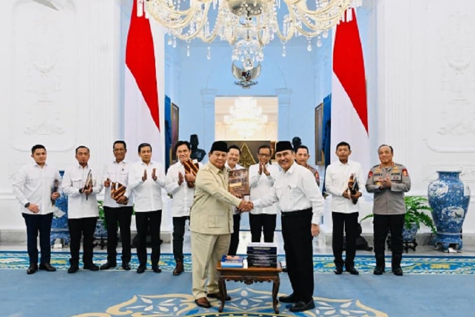 Prabowo Terima 10 Buku Rekomendasi Reformasi Polri Prabowo Terima 10 Buku Rekomendasi Reformasi Polri