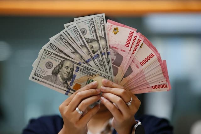 Rupiah Ambruk ke Rp17.424 per Dolar AS, Sentimen Pertumbuhan Ekonomi Belum Terasa Rupiah Ambruk ke Rp17.424 per Dolar AS, Sentimen Pertumbuhan Ekonomi Belum Terasa