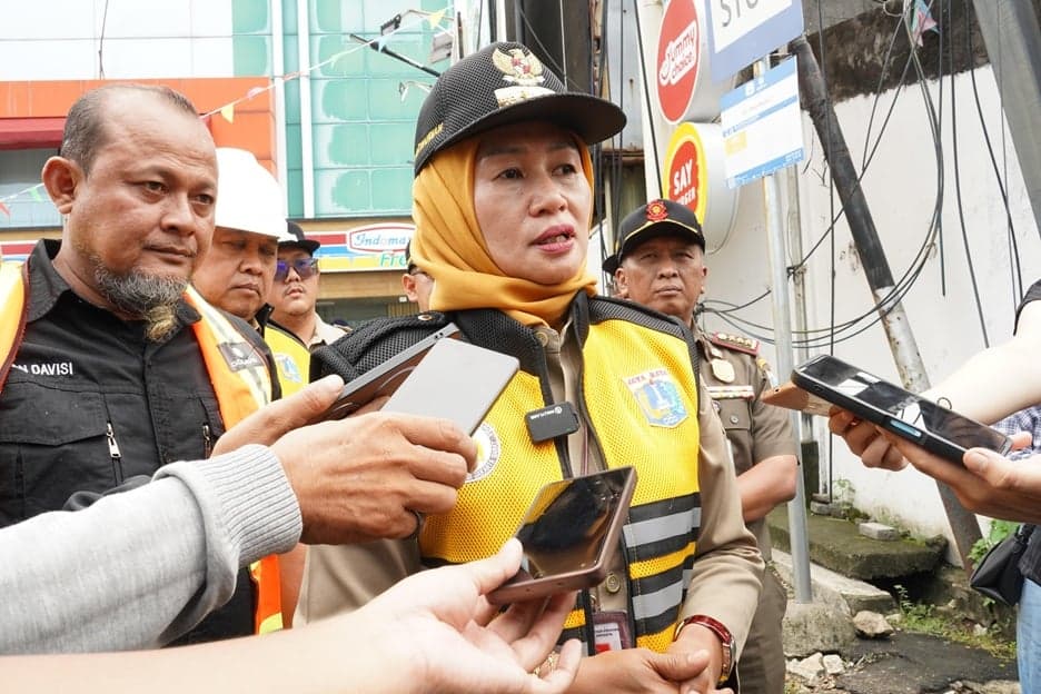 Wali Kota Jakbar Tertibkan Kabel Semrawut Sepanjang 4 Km di Jalan Peta Barat Wali Kota Jakbar Tertibkan Kabel Semrawut Sepanjang 4 Km di Jalan Peta Barat