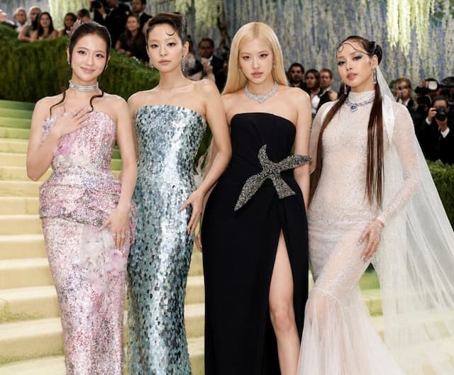 BLACKPINK Reuni di Met Gala 2026, Lisa Tampil Paling Nyentrik dan Ikonik BLACKPINK Reuni di Met Gala 2026, Lisa Tampil Paling Nyentrik dan Ikonik