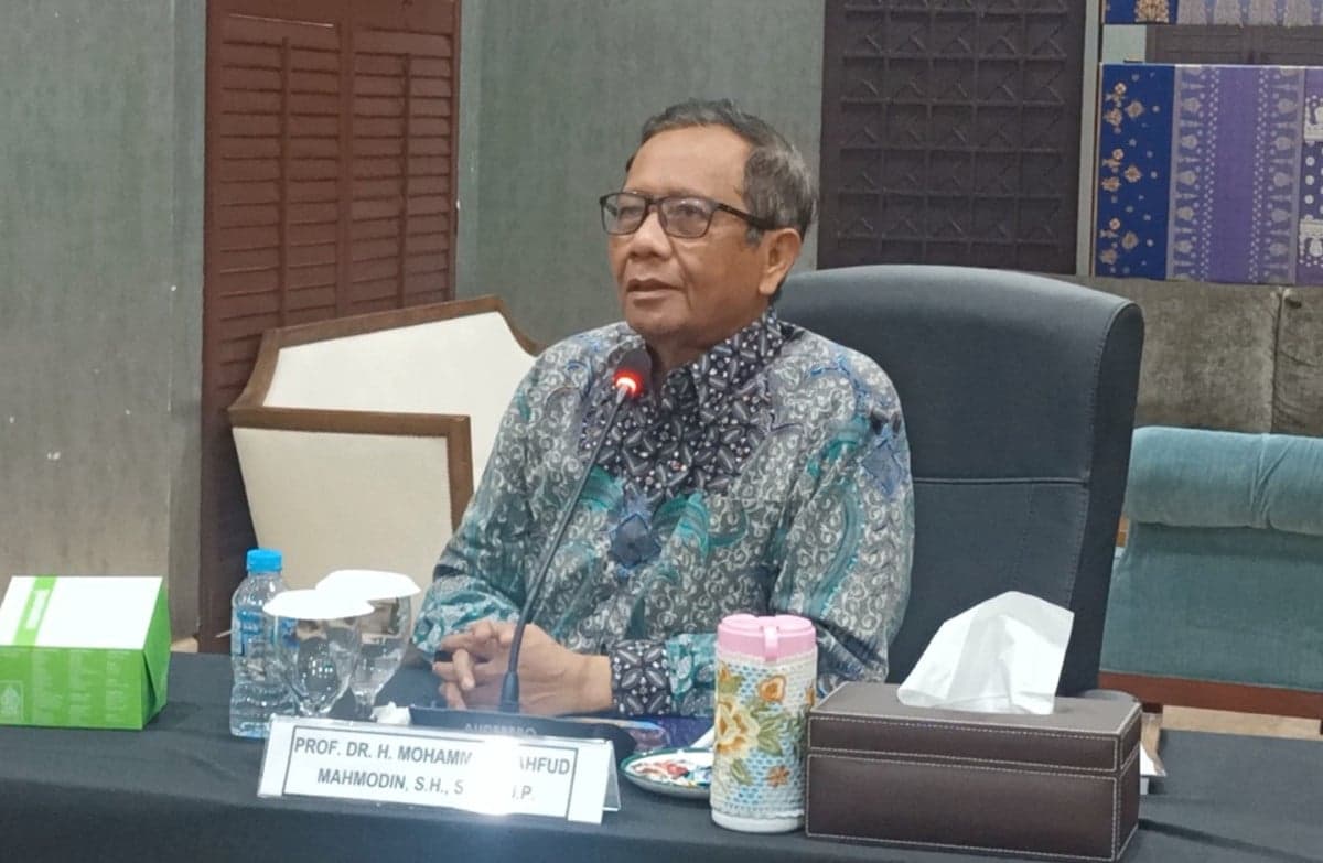 Mahfud MD Ungkap Penyerahan Rekomendasi Reformasi Polri ke Prabowo Berlangsung Hangat Mahfud MD Ungkap Penyerahan Rekomendasi Reformasi Polri ke Prabowo Berlangsung Hangat