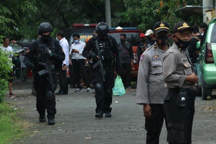 Densus Tangkap 8 Terduga Teroris JAD Afiliasi ISIS di Sulteng Densus Tangkap 8 Terduga Teroris JAD Afiliasi ISIS di Sulteng
