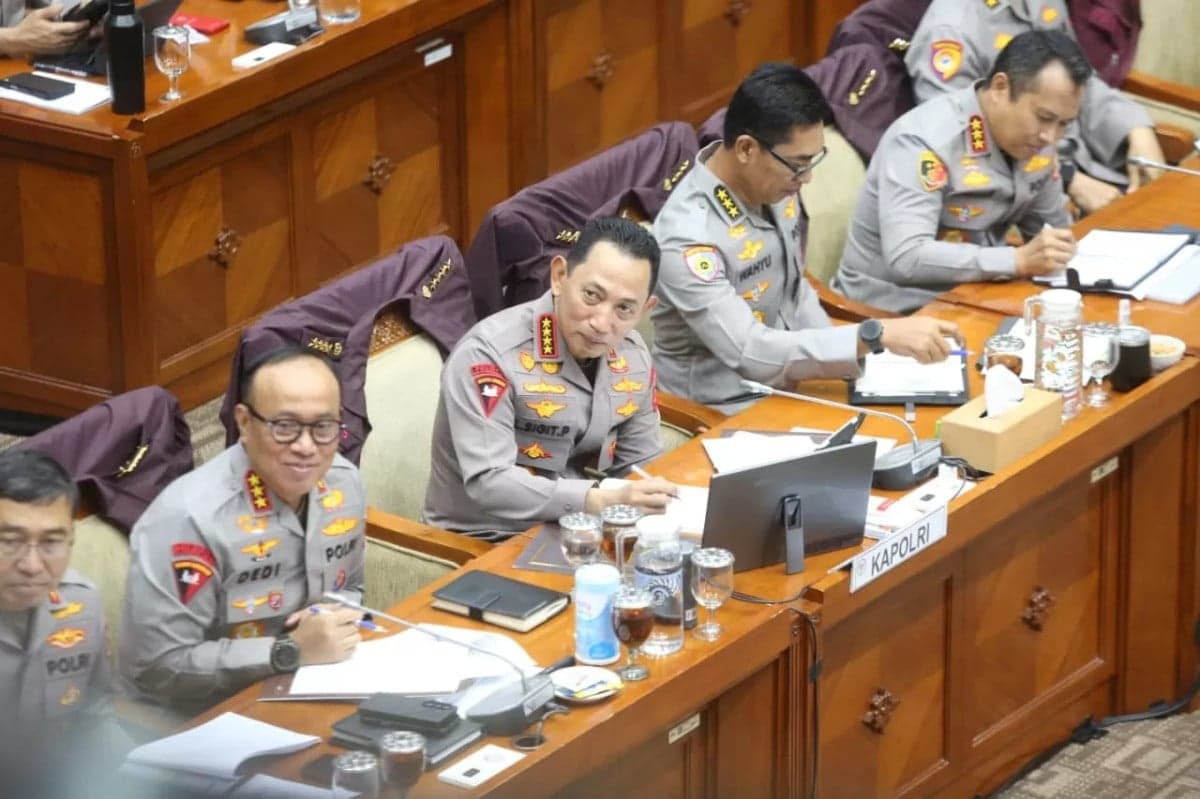 Komisi Reformasi Tak Usulkan Polri di Bawah Kementerian, Mahfud: Secara Politis Lebih Aman Komisi Reformasi Tak Usulkan Polri di Bawah Kementerian, Mahfud: Secara Politis Lebih Aman