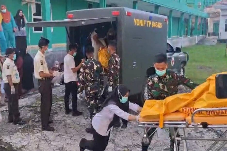 Tiba di RSUD Siti Aisyah, 16 Jenazah Korban Kecelakaan Maut Disambut Isak Tangis Keluarga Tiba di RSUD Siti Aisyah, 16 Jenazah Korban Kecelakaan Maut Disambut Isak Tangis Keluarga