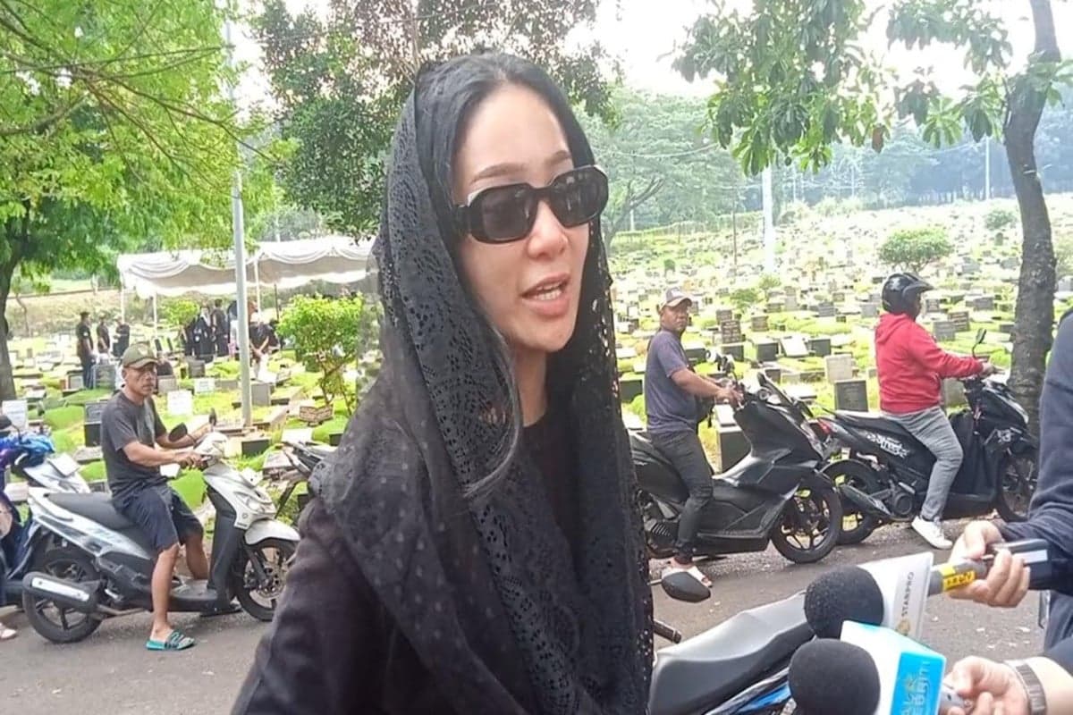 Firasat Bunga Zainal Sebelum Ayahnya Berpulang, Badan Gatal hingga Sulit Tidur Firasat Bunga Zainal Sebelum Ayahnya Berpulang, Badan Gatal hingga Sulit Tidur