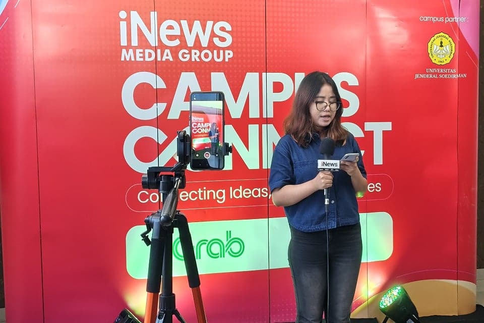 Mahasiswa Antusias Berlatih Jadi Reporter di Booth iReporter ICC Unsoed Mahasiswa Antusias Berlatih Jadi Reporter di Booth iReporter ICC Unsoed