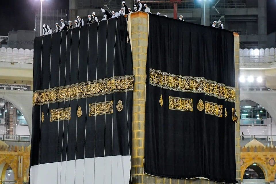 Sejarah Kiswah Kakbah: Dari Beragam Warna hingga Hitam yang Mendunia Sejarah Kiswah Kakbah: Dari Beragam Warna hingga Hitam yang Mendunia