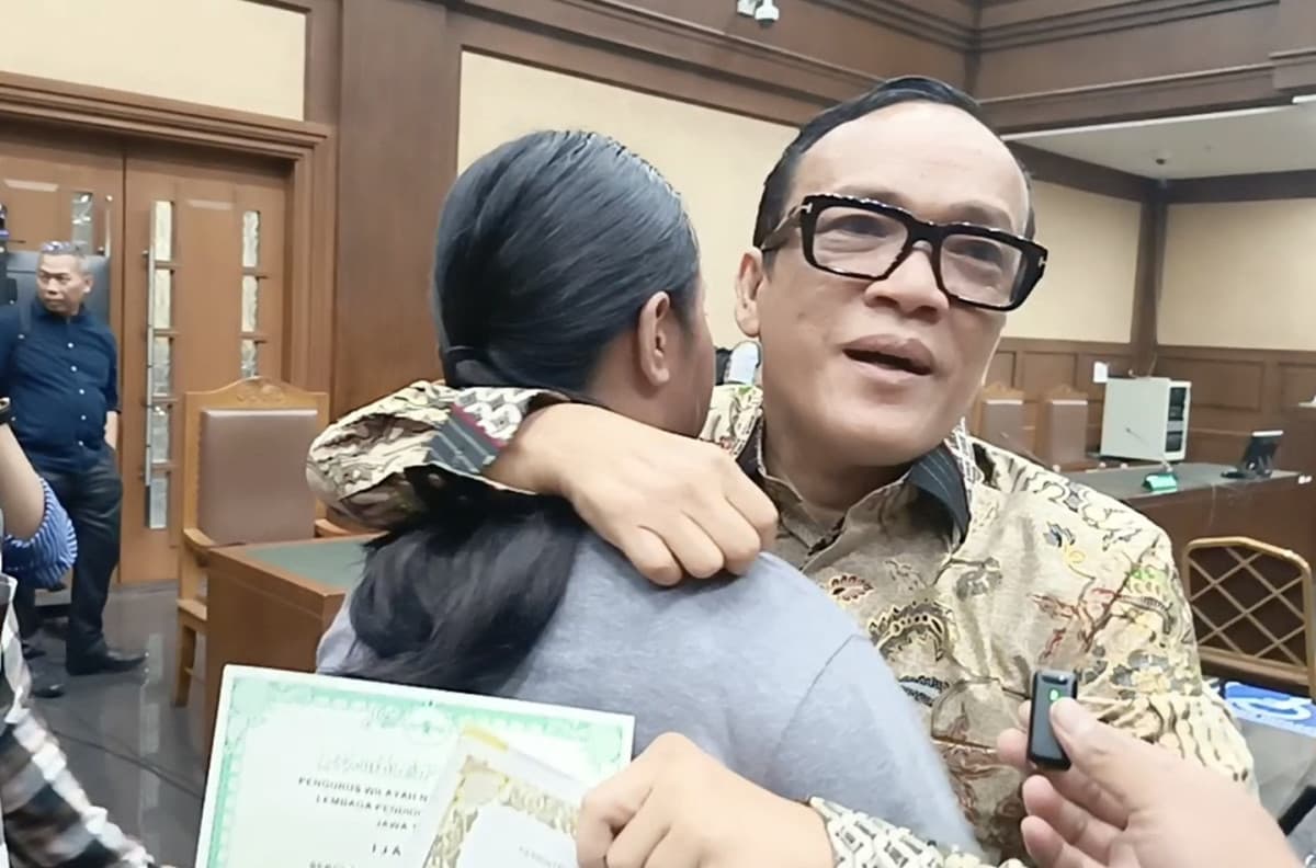 Momen Haru Noel Peluk dan Cium Putrinya usai Sidang: Semoga Ikuti Bapaknya Jadi Pejuang Momen Haru Noel Peluk dan Cium Putrinya usai Sidang: Semoga Ikuti Bapaknya Jadi Pejuang