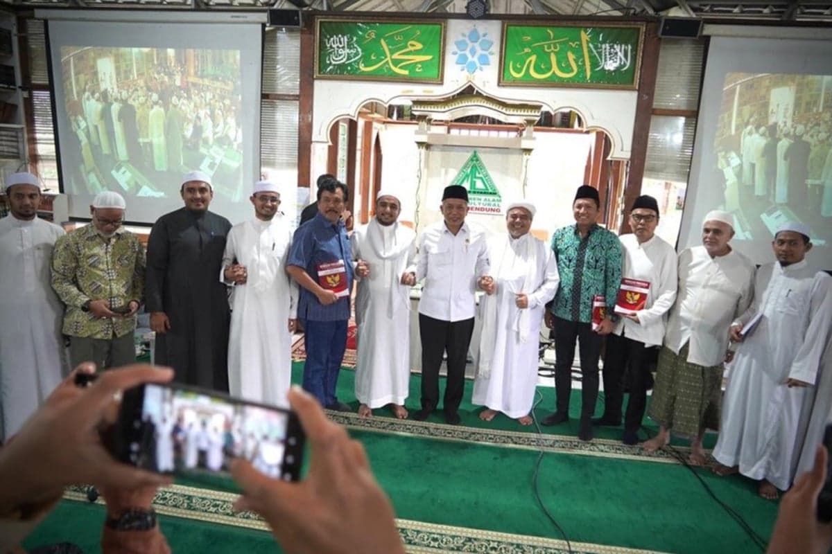 Kunjungi Markas Habib Rizieq, Menkop Ferry Juliantono Dorong Dibentuknya Koperasi Pesantren Kunjungi Markas Habib Rizieq, Menkop Ferry Juliantono Dorong Dibentuknya Koperasi Pesantren