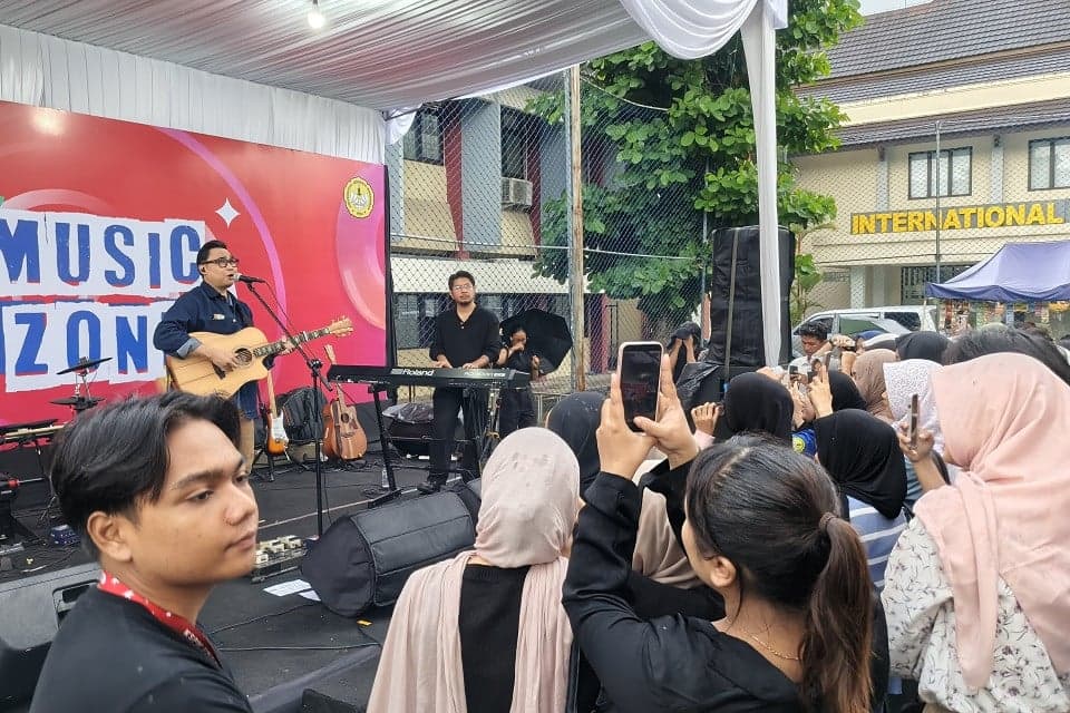 Hujan Tak Surutkan Antusias Mahasiswa, Adhitia Sofyan Hangatkan MusicZone ICC Unsoed Hari Kedua Hujan Tak Surutkan Antusias Mahasiswa, Adhitia Sofyan Hangatkan MusicZone ICC Unsoed Hari Kedua