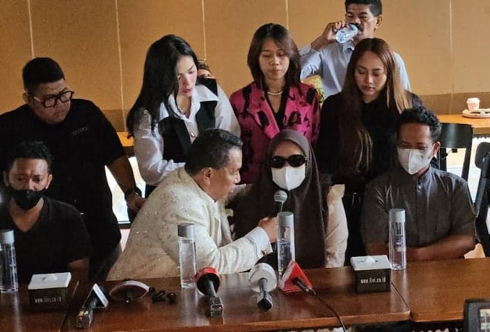 Temui Hotman Paris, Korban Pencabulan di Ponpes Ndolo Kusumo Pati Ungkap Intimidasi dari Keluarga Pelaku Temui Hotman Paris, Korban Pencabulan di Ponpes Ndolo Kusumo Pati Ungkap Intimidasi dari Keluarga Pelaku