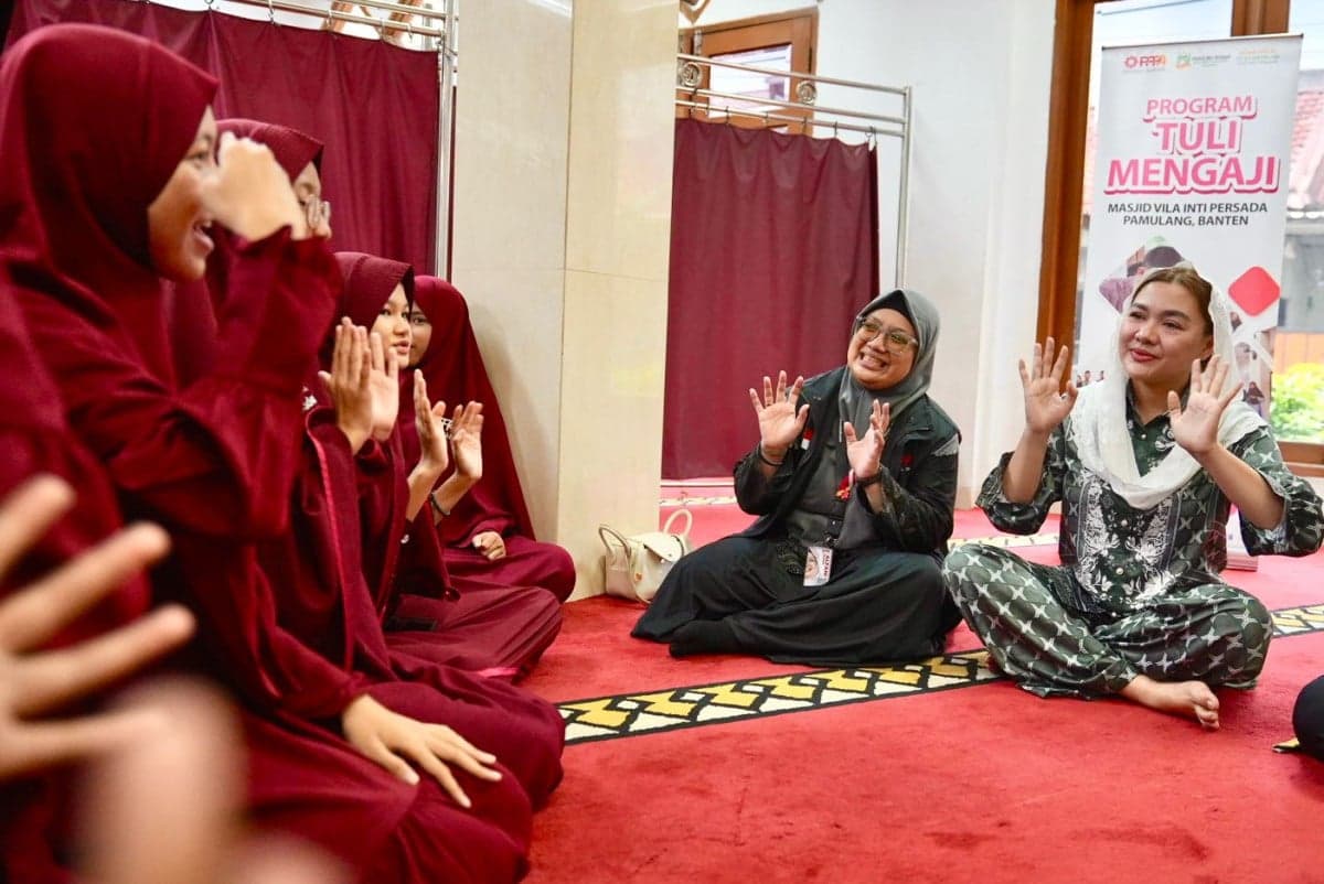 Momen Vicky Shu Belajar Al-Fatihah Bahasa Isyarat Bersama Disabilitas Tunarungu Momen Vicky Shu Belajar Al-Fatihah Bahasa Isyarat Bersama Disabilitas Tunarungu