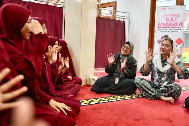 Momen Vicky Shu Belajar Al-Fatihah Bahasa Isyarat Bersama Disabilitas Tunarungu Momen Vicky Shu Belajar Al-Fatihah Bahasa Isyarat Bersama Disabilitas Tunarungu