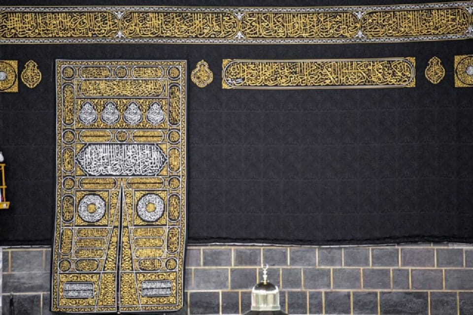 Mengintip Isi Tulisan Ayat-ayat Al Quran di Kiswah Kakbah Mengintip Isi Tulisan Ayat-ayat Al Quran di Kiswah Kakbah