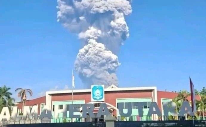 Gunung Dukono Erupsi, BNPB: Lima Pendaki Luka-luka Gunung Dukono Erupsi, BNPB: Lima Pendaki Luka-luka