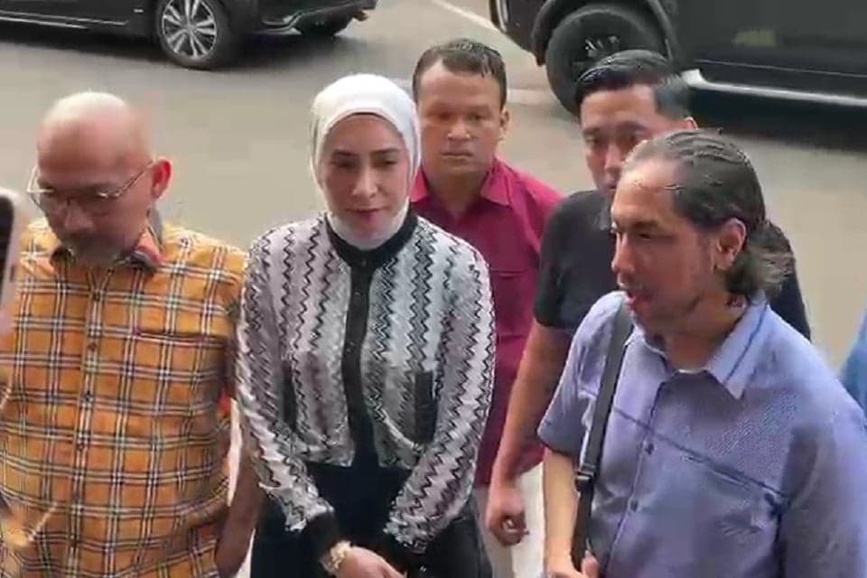 Tak Mau Damai, Erin Wartia Laporkan Dugaan Penyebaran Privasi Pribadi Tak Mau Damai, Erin Wartia Laporkan Dugaan Penyebaran Privasi Pribadi