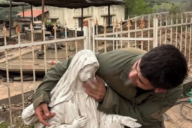 Polandia Marah atas Ulah Tentara Israel Letakkan Rokok di Mulut Patung Perawan Maria Polandia Marah atas Ulah Tentara Israel Letakkan Rokok di Mulut Patung Perawan Maria