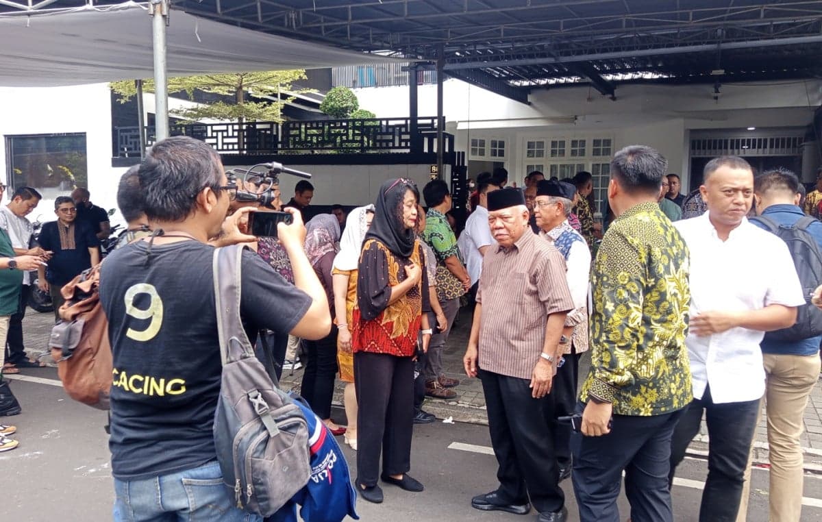 Suasana Terkini Rumah Duka Haerul Saleh, Pelayat Terus Berdatangan Suasana Terkini Rumah Duka Haerul Saleh, Pelayat Terus Berdatangan