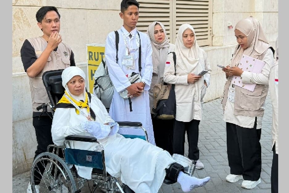Kaki Patah Jelang Terbang, Perjuangan Jemaah Haji asal Tangsel Ini Dikelilingi Orang Berhati Malaikat Kaki Patah Jelang Terbang, Perjuangan Jemaah Haji asal Tangsel Ini Dikelilingi Orang Berhati Malaikat