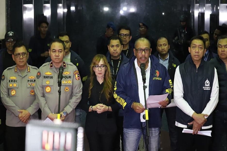 Polisi Sita Uang Rp1,9 Miliar saat Penggerebekan Judi Online di Hayam Wuruk Polisi Sita Uang Rp1,9 Miliar saat Penggerebekan Judi Online di Hayam Wuruk