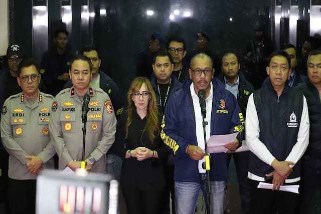 Polisi Sita Uang Rp1,9 Miliar saat Penggerebekan Judi Online di Hayam Wuruk Polisi Sita Uang Rp1,9 Miliar saat Penggerebekan Judi Online di Hayam Wuruk
