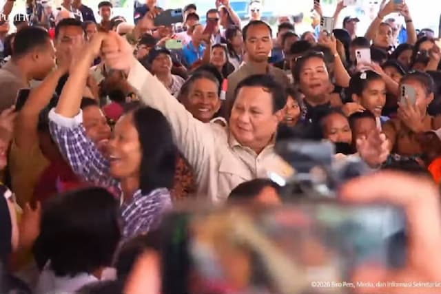 Momen Prabowo Joget Tabola Bale Bareng Warga di Miangas Momen Prabowo Joget Tabola Bale Bareng Warga di Miangas
