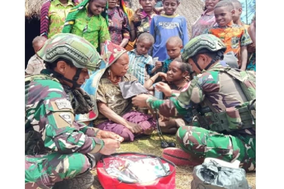Prajurit Koops TNI Habema Berikan Layanan Kesehatan Gratis di Pelosok Papua Prajurit Koops TNI Habema Berikan Layanan Kesehatan Gratis di Pelosok Papua