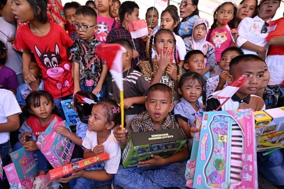 Prabowo Beri Bantuan Peralatan Sekolah, Starlink, hingga HP di Pulau Miangas Prabowo Beri Bantuan Peralatan Sekolah, Starlink, hingga HP di Pulau Miangas