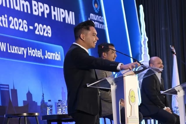 Debat Perdana, Reynaldo Ajak Kader HIPMI Bantu Pemerintah Wujudkan Ekonomi 8 Debat Perdana, Reynaldo Ajak Kader HIPMI Bantu Pemerintah Wujudkan Ekonomi 8