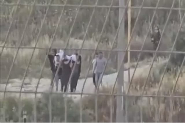 Mengerikan, Para Pemukim Israel Paksa Warga Palestina Gali Kuburan dan Ambil Jenazah di Tanahnya Sendiri Mengerikan, Para Pemukim Israel Paksa Warga Palestina Gali Kuburan dan Ambil Jenazah di Tanahnya Sendiri