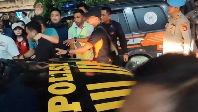 Persija Dikalahkan Persib, Keributan Pecah di Stadion Segiri Samarinda Persija Dikalahkan Persib, Keributan Pecah di Stadion Segiri Samarinda