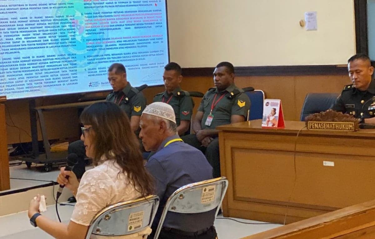 Tangis Istri Kacab Bank Pecah di Ruang Sidang Ungkap Doa Anak Minta Ayahnya Pulang Sebentar Tangis Istri Kacab Bank Pecah di Ruang Sidang Ungkap Doa Anak Minta Ayahnya Pulang Sebentar
