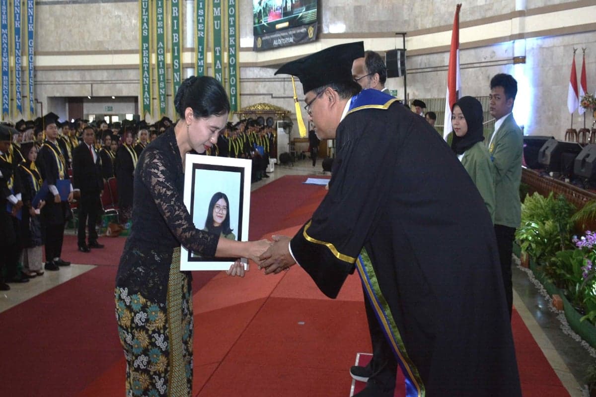 Haru, Ibu Wakili Wisuda Anaknya yang Meninggal Dunia saat Menolong Sahabat di UPN Jogja Haru, Ibu Wakili Wisuda Anaknya yang Meninggal Dunia saat Menolong Sahabat di UPN Jogja