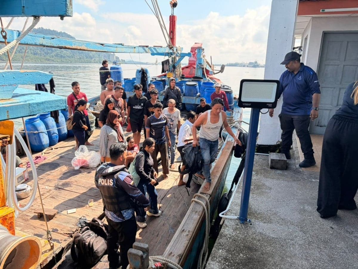 Kapal Migran Tenggelam di Lepas Pantai Malaysia, 14 Orang Hilang Kapal Migran Tenggelam di Lepas Pantai Malaysia, 14 Orang Hilang