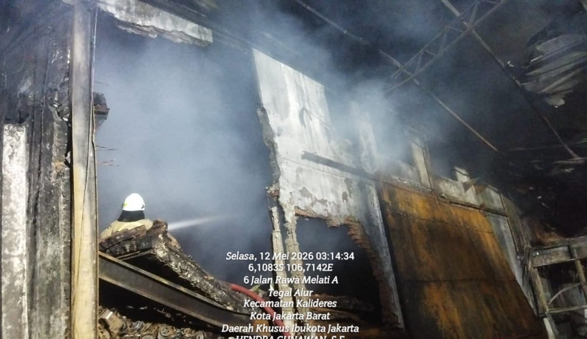 Kebakaran 4 Gudang di Tegal Alur Diduga akibat Korsleting Mesin Produksi Kebakaran 4 Gudang di Tegal Alur Diduga akibat Korsleting Mesin Produksi