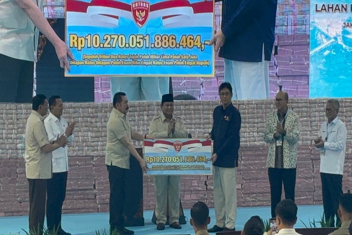 Disaksikan Prabowo, Jaksa Agung Serahkan Rp10,2 Triliun ke Menkeu Disaksikan Prabowo, Jaksa Agung Serahkan Rp10,2 Triliun ke Menkeu