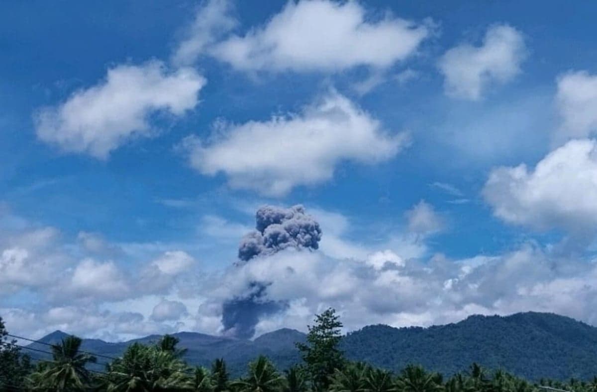 Gunung Dukono Erupsi Setinggi 2.000 Meter, Masyarakat Dilarang Mendekat Radius 4 Km Gunung Dukono Erupsi Setinggi 2.000 Meter, Masyarakat Dilarang Mendekat Radius 4 Km