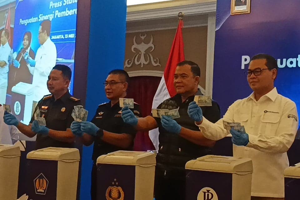 466.535 Lembar Rupiah Dimusnahkan, BI Ungkap Benteng Tangguh Memutus Peredaran Uang Palsu 466.535 Lembar Rupiah Dimusnahkan, BI Ungkap Benteng Tangguh Memutus Peredaran Uang Palsu