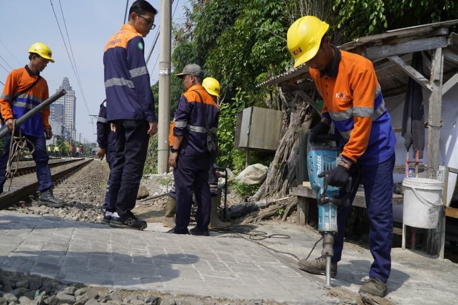 KAI Daop 1 Tutup Perlintasan Liar Antara Stasiun Tebet-Cawang KAI Daop 1 Tutup Perlintasan Liar Antara Stasiun Tebet-Cawang