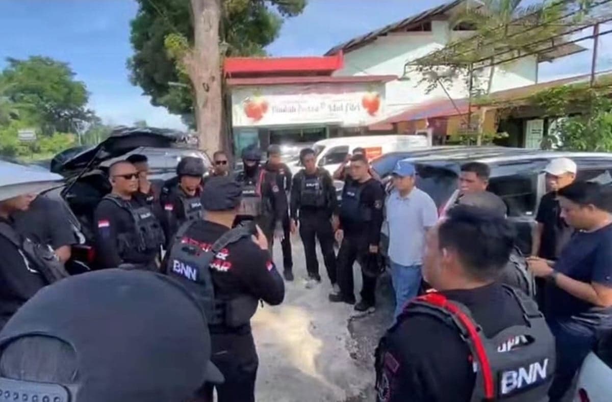 BNN Gerebek Kampung Narkoba, 7 Orang Diciduk dan Ratusan Juta Uang Disita BNN Gerebek Kampung Narkoba, 7 Orang Diciduk dan Ratusan Juta Uang Disita