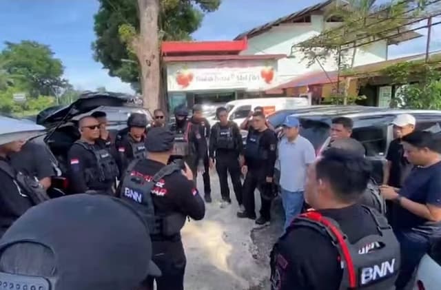 BNN Gerebek Kampung Narkoba, 7 Orang Diciduk dan Ratusan Juta Uang Disita BNN Gerebek Kampung Narkoba, 7 Orang Diciduk dan Ratusan Juta Uang Disita